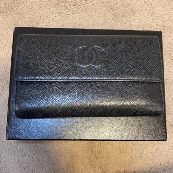 Authentic Chanel wallet. Authorization card and original box. Make an offer!! - Picture 2 of 7